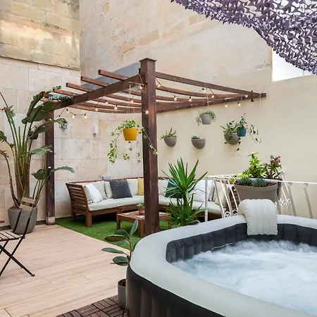 Pearl Pad - Stylish Seaside Duplex With Hot Tub - Sliema