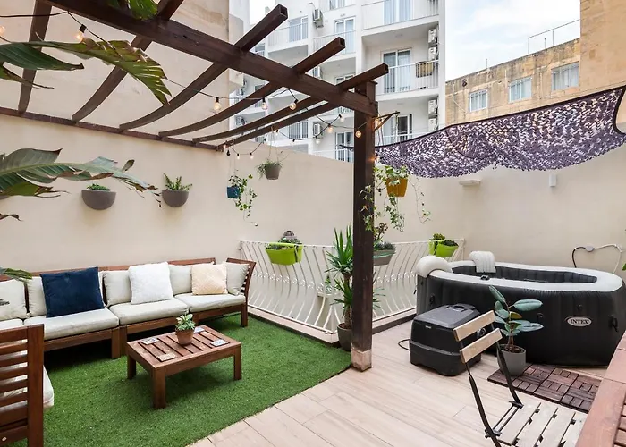 Pearl Pad - Stylish Seaside Duplex With Hot Tub - סליאמה