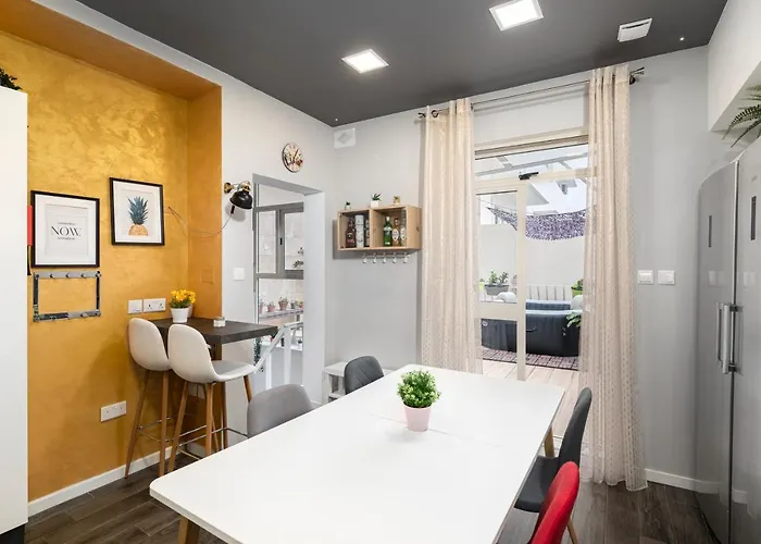 Pearl Pad - Stylish Seaside Duplex With Hot Tub - דירה סליאמה